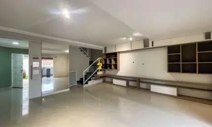 Imperdível oportunidade: Casa em condomínio à venda no Jardim Londrina, São Paulo-SP! 3 suítes, 2 salas, 3 vagas e 230m².