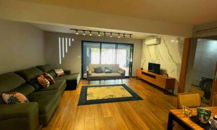 Casa de Luxo à Venda  ou Locação em Lar São Paulo de 250m². Com 3 Quartos sendo 2 Suítes, 3 Salas, 2 Banheiros, 2 Vagas - Imperdível!