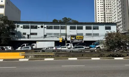Galpão comercial no centro de diadema-sp  4 salas, 6 banheiros, 30 vagas de garagem  5.304,64 m²