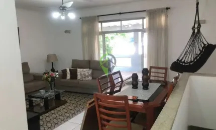 Sobreposta ampla na Aparecida com espaçosa laje, 3 quartos e 2 vagas!
