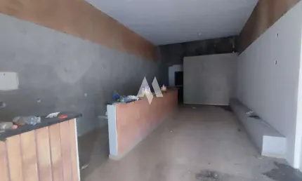 Oportunidade Única para seu Negócio!  Casa Sobreloja Recém-Reformada em Localização Privilegiada para Comércio