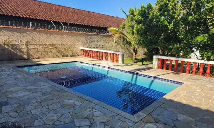 Casa térrea em Itanhaem, 3 dormitórios, piscina, churrasqueira, vaga pra 5 carros