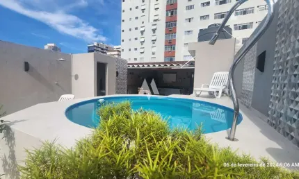 Viva com Conforto e Estilo em um Sobrado de Três Andares!