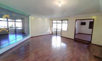 Viva com conforto e elegância a uma quadra da praia