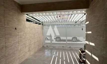 Sobrado com 03 quartos sendo 02 suítes localização privilegiada