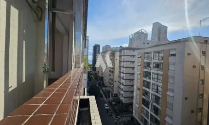Apartamento 02 quartos, vista mar na quadra da praia no Boqueirão, garagem, dependência completa.