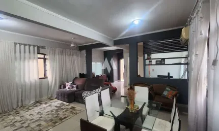Casa Duplex na Vila São Jorge, São Vicente – Ampla, Confortável - 3 dormitórios, sendo uma suíte