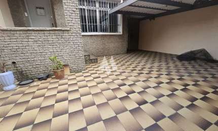 Raridade em Santos -  Casa na quadra da praia do Embaré!