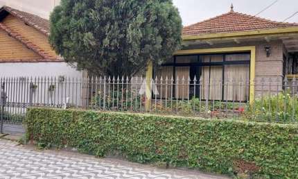 Casa com ótima localização na Avenida Afonso Pena com 03 Quartos + edícula á venda em Santos