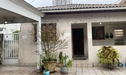 Casa  térrea com edícula á venda em Aparecida, Santos/SP