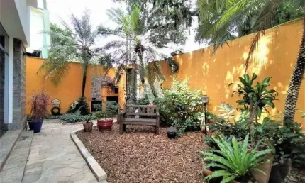 Sobrado à venda no Boqueirão - 5 dormitórios, 3 suítes e piscina