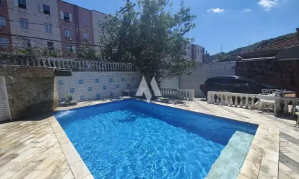 Casa Térrea com 3 quartos, 4 vagas e edícula  - São Vicente / SP