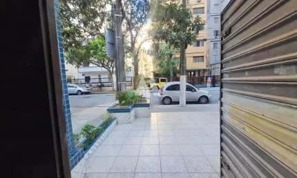 Oportunidade Única! Loja Comercial Espaçosa à Beira-Mar!