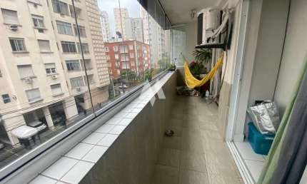 Apartamento com varanda e 2 quartos no Boqueirão em Santos!