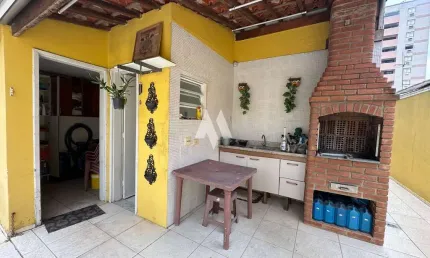 Casa com 4 quartos e 3 banheiros à venda, 209 m² por R$ 900.000