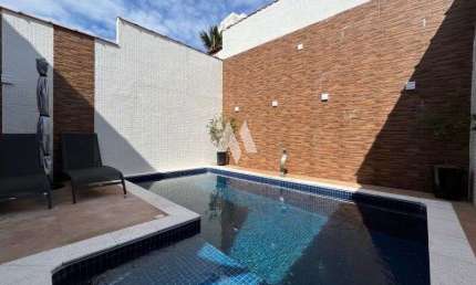 Casa com 4 quartos, piscina e 2 vagas à Venda, 180 m² na Vila Valença em São Vicente/SP