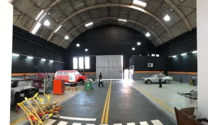 Aluga se  galpão reformado em atividade - ótima localização para comércios em geral!