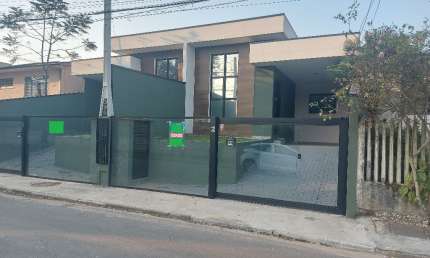 Excelente casa estilo moderno, 3Q, sendo 1 suíte, edícula gourmet
