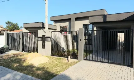 Casa nova, 3Q, suíte, jardim, terreno nos fundos, pergolado, 2 vagas