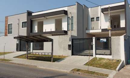Sobrado estilo moderno, frente para a rua, com 3 suítes, 2 vagas cobertas