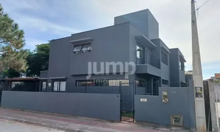 Casa no Rio Tavares, 4 Dorm. (2 suítes), 2 a 4 vagas e amplo jardim