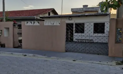 Casa para venda no bairro centro, localizado na cidade de navegantes / sc.