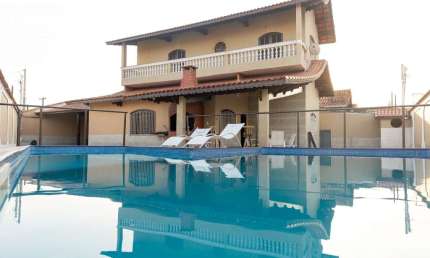 Sobrado com 4 dormitórios, piscina, churrasqueira e muito lazer!!!