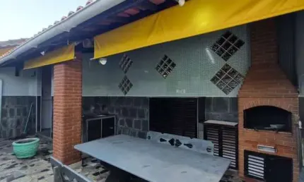 Casa em meio lote, sendo 35,00 metros de profundidade! 2 dormitórios, sendo 1 suíte!