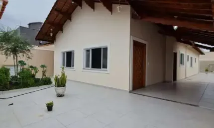 Casa novíssima com 4 suítes no Bal. Flórida! Um diamante em forma de imóvel!