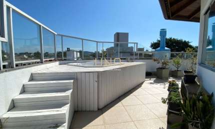 Cobertura horizontal mobiliada com 04 dormitórios sendo 2 suites e a 300 metros da praia de Jurerê!