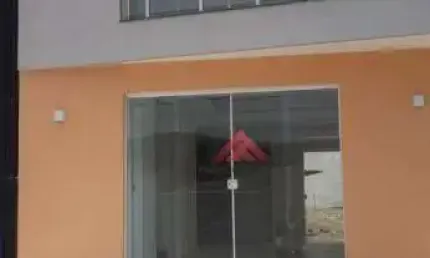 Excelentes casas em centro de terreno, com dois pavimentos ,primeira locação,sendo constituida de  Sala ,03 quartos,02 suites, cozinha,lavanderia