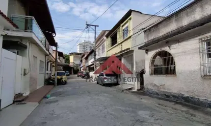 Casa de Vila à Venda em Santa Rosa Descrição do Imóvel:  Sala: Ampla sala de estar. Quartos: 5 quartos, sendo 3 suítes. Escritório: Espaço dedicado pa