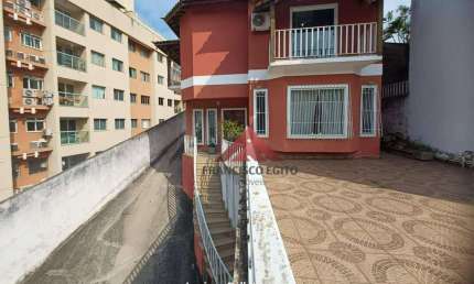 Vendo magnifica casa 160 m,3 suítes ,dependencia, 3 vagas cobertas.