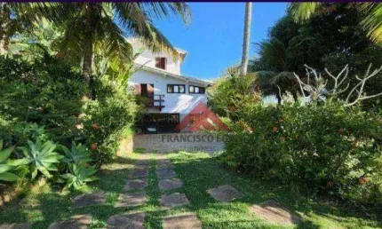 Casa à Venda em Maricá - 7 Quartos - Suíte - 4 Banheiros - Varanda - Vagas de Garagem - Piscina - Tranquilidade - 463 m² - R$ 3.000.000