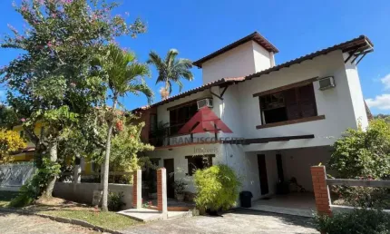 Casa em condomínio fechado, ótima localização, próximo das praias da região oceânica.