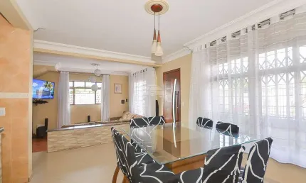 Casa com 4 quartos à venda na Rua Clara Polsin, 535, Novo Mundo, Curitiba, 270 m2 por R$ 1.100.000