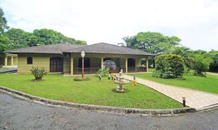 Chácara / sítio com 3 quartos para alugar na Rua Antônio Eduardo Trevisan, 80, Pacotuba, Almirante Tamandaré, 348 m2 por R$ 7.000