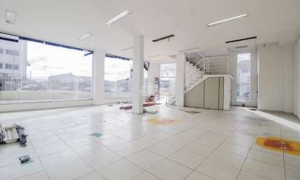 Prédio para alugar na Rua Cafeara, 49, Sítio Cercado, Curitiba, 336 m2 por R$ 10.000