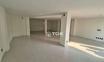 Sala comercial à poucos metros do mar com 98m² em balneário piçarras sc
