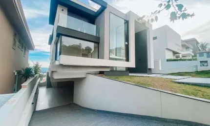 Mansão nunca habitada em Alphaville disponível para venda