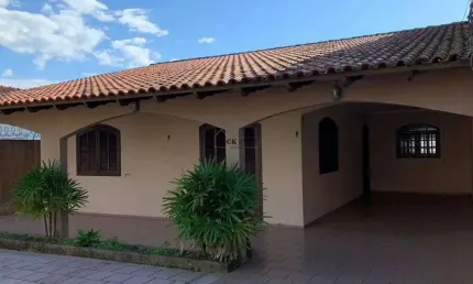 Casa me Matinhos com 300m², 2 dormitórios com garagem coberta para 4 carros - Centro - Matinhos - PR