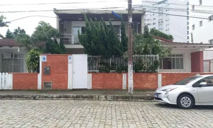 Sobrado em piçarras com 200m² à uma quadra da praia e totalmente mobiliado, com 4 dormitórios ( sendo 1 suíte ) - piçarras- sc