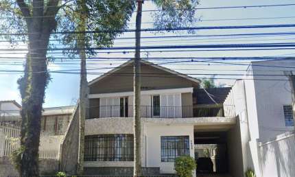 Casa residencial ou comercial para alugar, com Barracão nos fundos, área útil total de 500 m², por R$ 9.500,00/mês. No bairro Hugo Lange - Curitiba/PR.