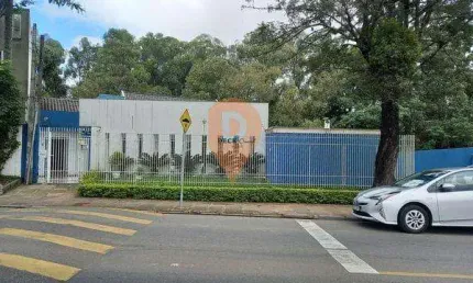 Imóvel comercial/residencial no Bairro Xaxim com 440m², 7 salas amplas e hall de entrada com recepção em Curitiba - PR
