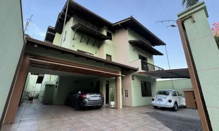 Tríplex em Pinhais com 410m², 4 quartos, 4 vagas e área gourmet - Weissópolis - Pinhais - PR