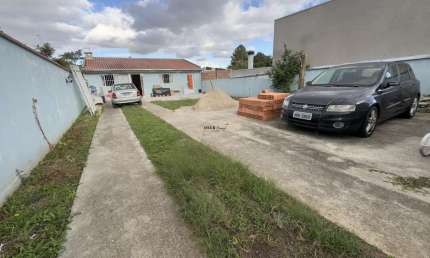 Terreno no Bairro Butiatuvinha com 340m², possui uma casa não averbada de 2 dormitórios e 6 vagas - Butiatuvinha - Curitiba - PR