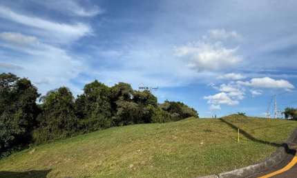 Terreno de esquina em condomínio fechado na região de Campo Magro com 700m² - Campo Magro - PR