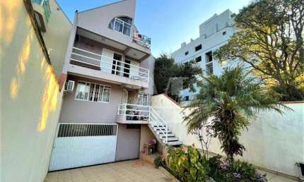 SOBRADO COM ÓTIMO TERRENO HÁ METROS DO PALLADIUM AO LADO MUFFATO 240 M2 SEMI MOBILIADO  ESTUDA PERMUTA POR APARTAMENTO.