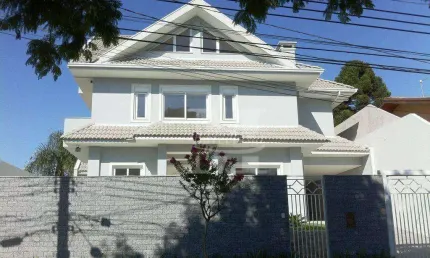 BELÍSSIMA CASA NO CASCATINHA. 03 SUÍTES COM VARANDA. TERRAÇO. SISTEMA DE SEGURANÇA.
