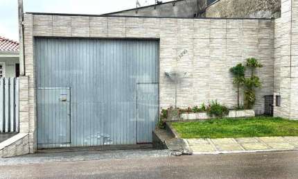 CASA COM TERRENO, NO PINHEIRINHO, 4 QUARTOS, 5 VAGAS.